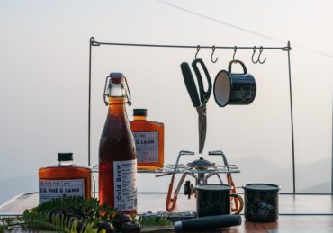 découvrez notre collection d'accessoires de cuisine essentiels pour faciliter vos préparations culinaires. de la spatule au moule à gâteau, trouvez tout ce qu'il vous faut pour cuisiner avec plaisir et créativité.