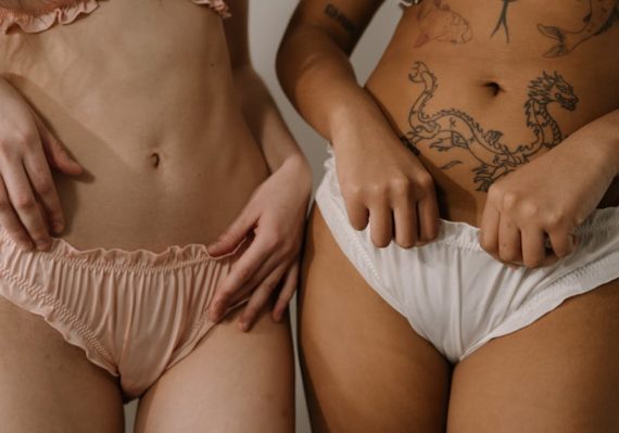 découvrez notre collection de lingerie sexy, alliant élégance et sensualité. sublimez votre silhouette avec des modèles raffinés qui vous font sentir belle et confiante. explorez des tissus délicats et des designs audacieux pour chaque occasion.