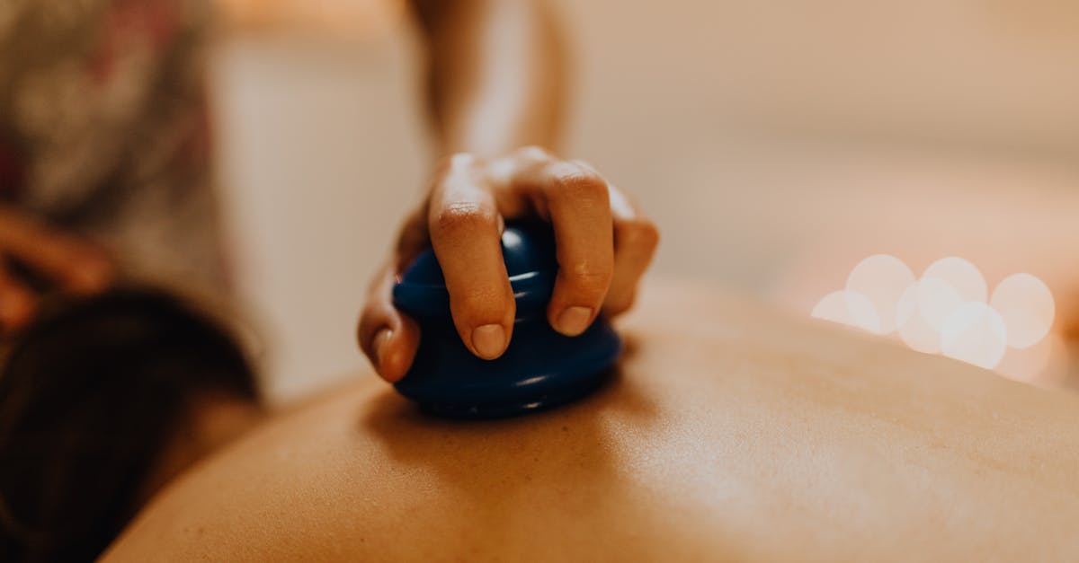 découvrez l'acupressure, une méthode ancestrale issue de la médecine traditionnelle chinoise, qui utilise la pression des doigts sur des points spécifiques du corps pour soulager le stress, améliorer la circulation et favoriser le bien-être général. apprenez comment intégrer cette pratique dans votre quotidien pour une santé optimale.