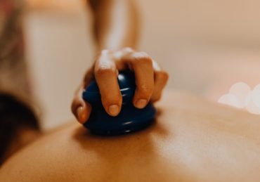 découvrez les bienfaits de l'acupression, une technique millénaire qui libère les tensions, stimule la circulation et favorise le bien-être. apprenez les méthodes pour gérer le stress et soulager les douleurs naturellement grâce à cette pratique ancestrale.