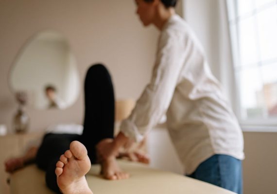 découvrez l'acupression, une méthode de soins ancestrale qui utilise la pression sur des points spécifiques du corps pour soulager le stress, améliorer la circulation et favoriser le bien-être général. explorez ses bienfaits et apprenez à l'intégrer dans votre routine quotidienne.