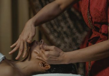 découvrez l'acupression, une technique de médecine traditionnelle qui allie pression des points d'acupuncture et bien-être. apprenez à soulager le stress, améliorer votre circulation et favoriser la détente à travers des méthodes simples et accessibles.