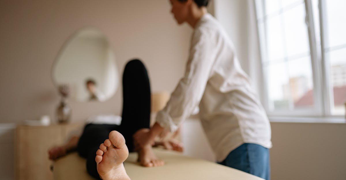 découvrez l'acupression, une méthode de médecine douce inspirée de la acupuncture, qui utilise la pression sur des points spécifiques du corps pour soulager le stress, réduire la douleur et promouvoir le bien-être général. apprenez à vous relaxer naturellement et à améliorer votre santé grâce à cette technique millénaire.