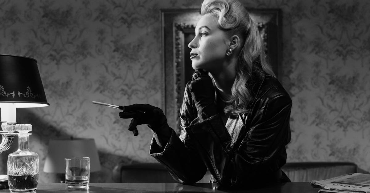 découvrez l'univers intrigant de la femme fatale, une figure emblématique alliant charme et mystère. plongez dans les récits captivants, explorez son allure séduisante et son rôle puissant dans la littérature et le cinéma.
