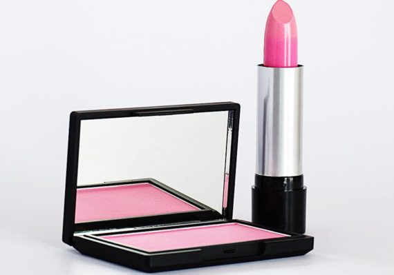 découvrez notre collection de rouges à lèvres, aux couleurs intenses et aux textures variées. que vous cherchiez un fini mat, satiné ou brillant, trouvez le lipstick parfait pour sublimer vos lèvres et exprimer votre style. idéal pour toutes les occasions, notre sélection vous offre qualité et confort tout au long de la journée.