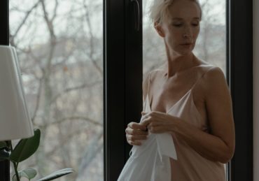 découvrez notre collection de lingerie pour femmes mûres, alliant élégance et confort. des modèles raffinés qui mettent en valeur la silhouette tout en offrant un soutien idéal. sublimez votre féminité avec des pièces qui reflètent la beauté et la confiance.