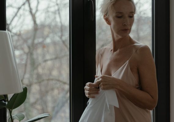découvrez notre collection de lingerie pour femmes mûres, alliant élégance et confort. des modèles raffinés qui mettent en valeur la silhouette tout en offrant un soutien idéal. sublimez votre féminité avec des pièces qui reflètent la beauté et la confiance.