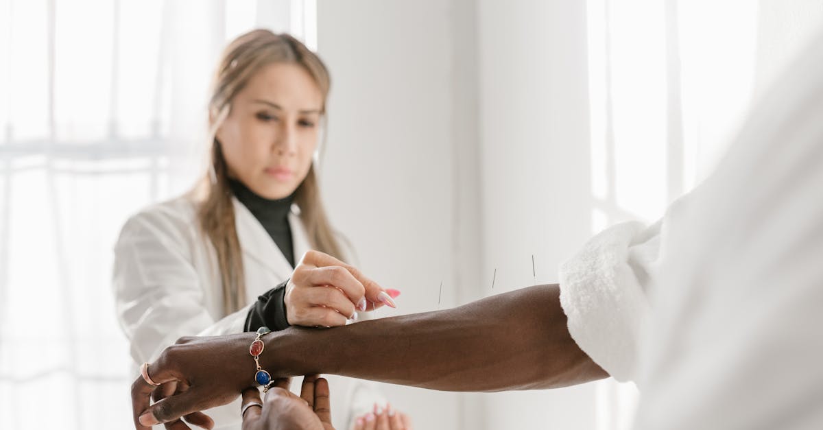 découvrez l'acupression, une technique de bien-être ancestrale qui utilise des points de pression pour soulager le stress, améliorer la circulation et favoriser la détente. apprenez comment cette pratique millénaire peut transformer votre quotidien et apaiser vos maux.