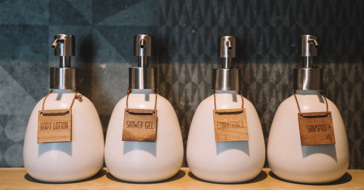 découvrez des astuces pratiques et des conseils inspirants pour organiser votre salle de bain. transformez cet espace en un lieu harmonieux et fonctionnel avec des idées de rangement efficaces et des solutions déco adaptées à tous les styles.