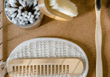 découvrez comment organiser efficacement votre salle de bain avec des astuces pratiques et des idées de rangement pour maximiser l'espace et créer une atmosphère apaisante.