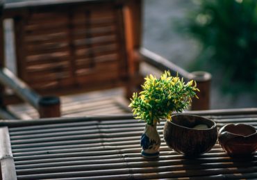 découvrez notre vase décoratif, une pièce élégante qui apportera une touche d'art et de sophistication à votre intérieur. idéal pour sublimer vos fleurs ou comme objet décoratif à part entière.