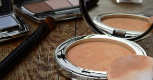 découvrez des astuces incontournables pour organiser votre maquillage avec style. explorez des conseils pratiques pour maximiser l'espace et garder vos produits beauté bien rangés et accessibles. transformez votre routine de maquillage avec une organisation efficace et esthétique.