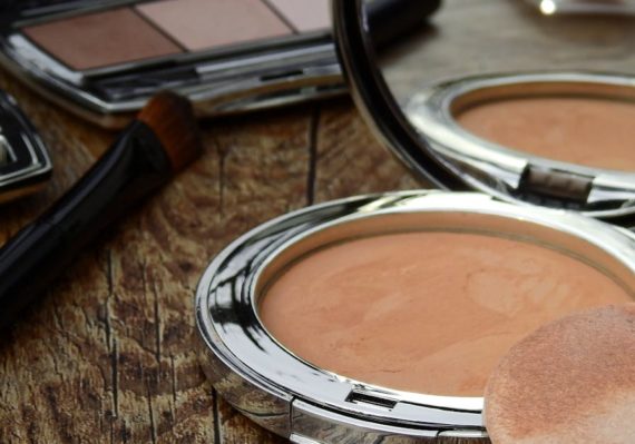 découvrez des astuces incontournables pour organiser votre maquillage avec style. explorez des conseils pratiques pour maximiser l'espace et garder vos produits beauté bien rangés et accessibles. transformez votre routine de maquillage avec une organisation efficace et esthétique.