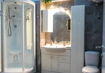 découvrez notre gamme d'accessoires de douche pour améliorer votre expérience quotidienne. des porte-savons élégants aux rideaux de douche stylés, trouvez tout ce qu'il vous faut pour transformer votre salle de bain en un espace fonctionnel et accueillant.