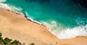 découvrez bali, une île paradisiaque d’indonésie connue pour ses plages de rêve, sa culture unique, ses rizières luxuriantes et ses temples majestueux. préparez votre voyage à bali et vivez une expérience inoubliable !
