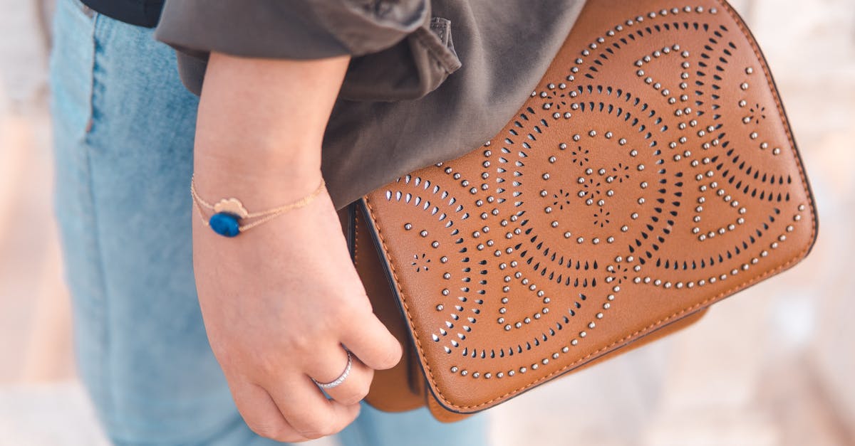 découvrez notre sélection d'accessoires tendance pour sublimer votre style : bijoux, sacs, ceintures et bien plus pour compléter toutes vos tenues.