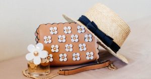 découvrez une large sélection d’accessoires tendance pour compléter tous vos styles. trouvez les pièces parfaites pour rehausser votre look, des nouveautés aux incontournables, à prix accessibles.