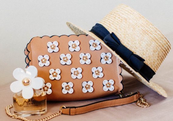 découvrez une large sélection d’accessoires tendance pour compléter tous vos styles. trouvez les pièces parfaites pour rehausser votre look, des nouveautés aux incontournables, à prix accessibles.