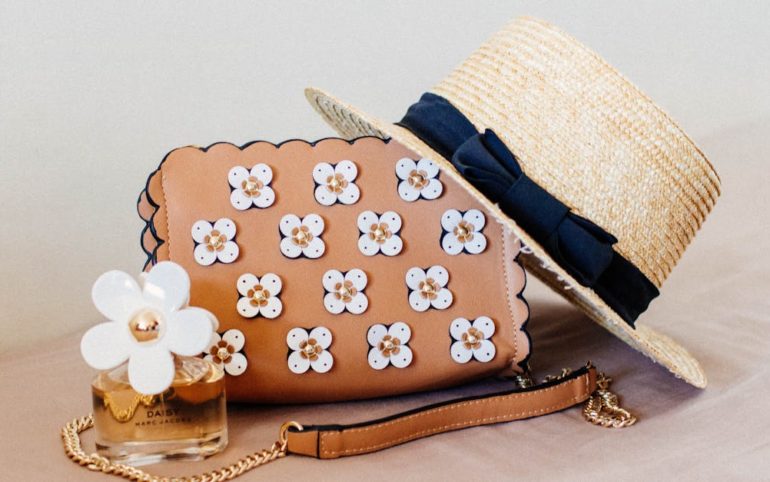 découvrez une large sélection d’accessoires tendance pour compléter tous vos styles. trouvez les pièces parfaites pour rehausser votre look, des nouveautés aux incontournables, à prix accessibles.